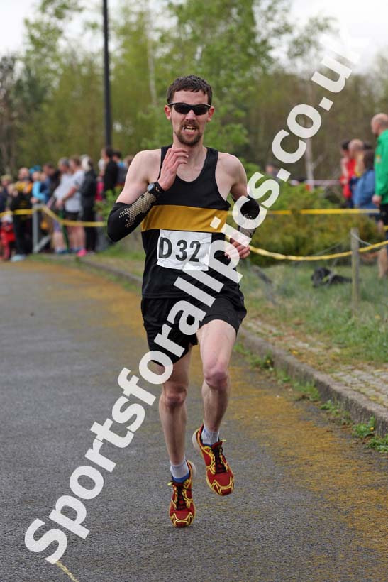 Senior mens relay, Elswick Good Friday Road Races. Photo: David T. Hewitson/Sports for All Pics